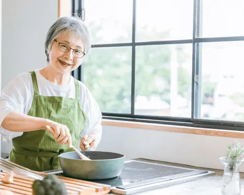 料理をする高齢期の女性