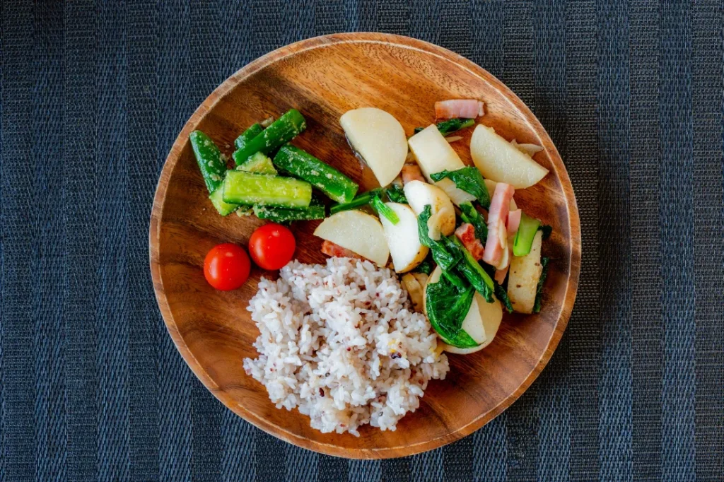 雑穀ごはんと野菜炒めの朝食プレート