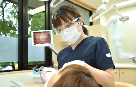 施術中の歯科衛生士さん