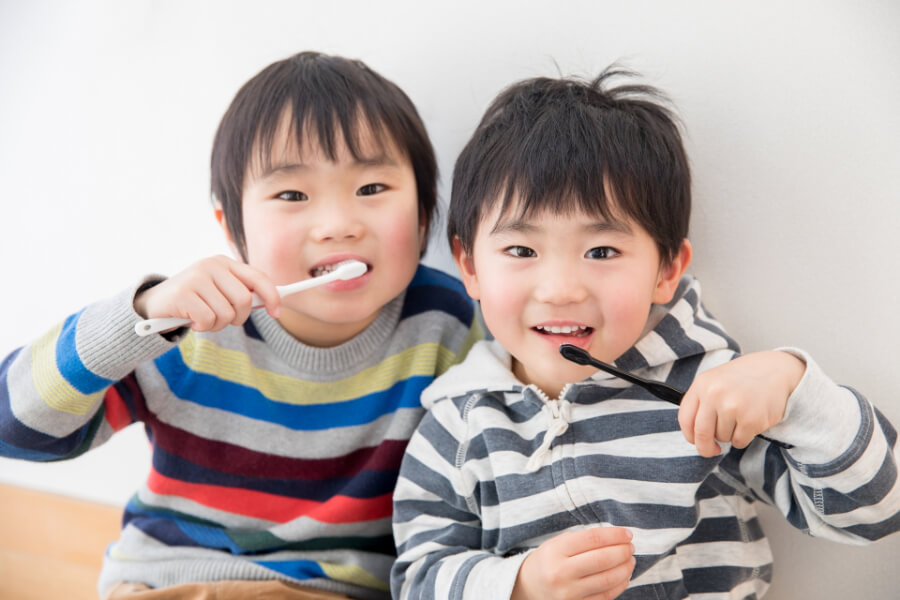 ブラッシング中の兄弟二人