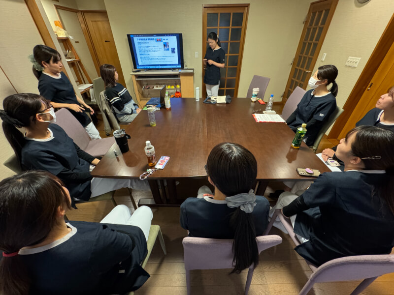 2025年11月19日開催の「院内ミーティング」、半年間の各自の取り組みの発表会の様子