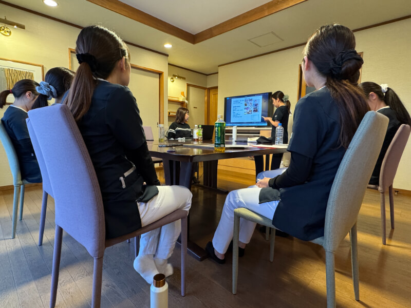 2025年11月19日開催の「院内ミーティング」、半年間の各自の取り組みの発表会の様子