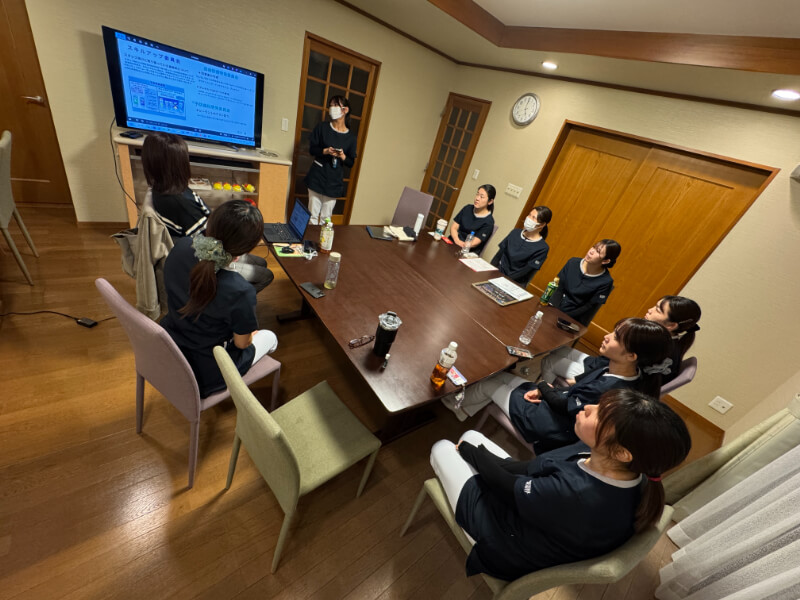 2025年11月19日開催の「院内ミーティング」、半年間の各自の取り組みの発表会の様子