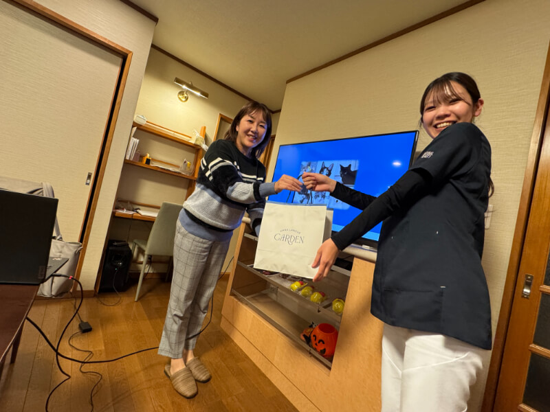 2025年11月19日開催の「院内ミーティング」、半年間の各自の取り組みの発表会のラストにMVPへの記念品贈呈