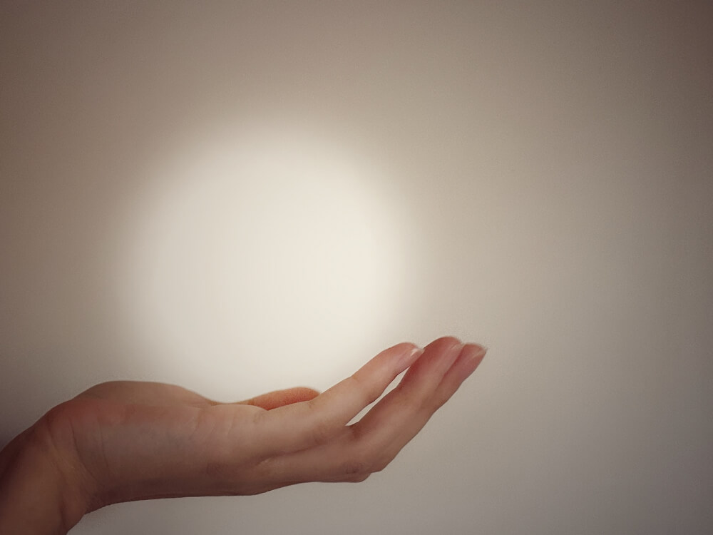 掌状の光（再生医療のイメージ）