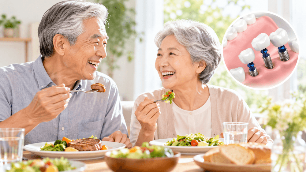 食卓でステーキやサラダを笑顔で食べるシニア夫婦と、歯ぐきに埋め込まれたインプラント3本の構造を示す円形の挿絵