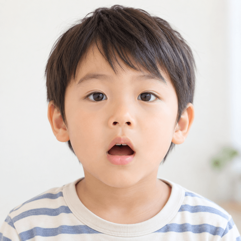 口をぽかんと開けている男の子の写真