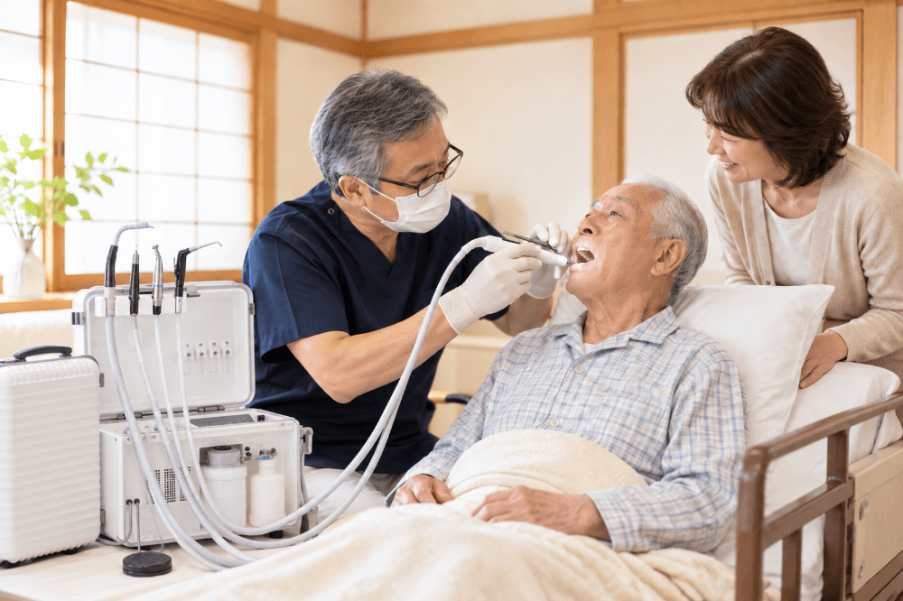 ご自宅で療養中の方を歯科医師が訪問診療する様子